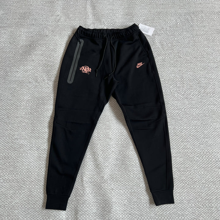 NIKE TECH FLEECE X SYNA CENTRAL CEE PANTS